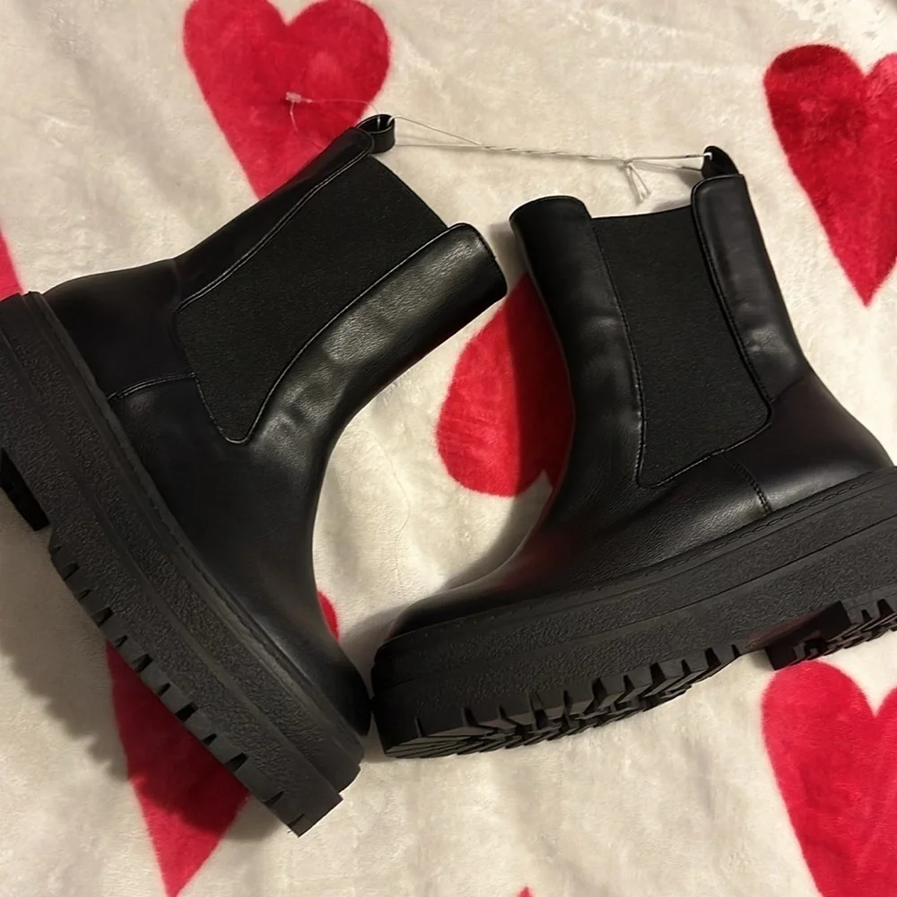 Good American Leather Chelsea Pull On Boot Black Women's